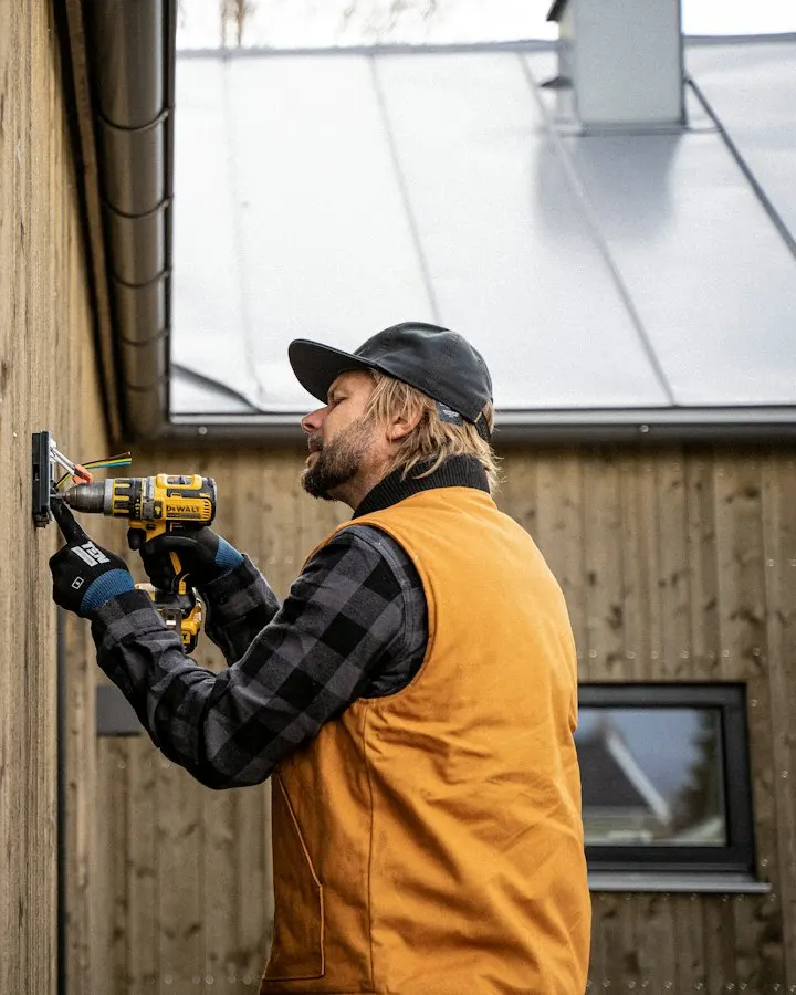 Elektricien aan het werk in een houten gebouw